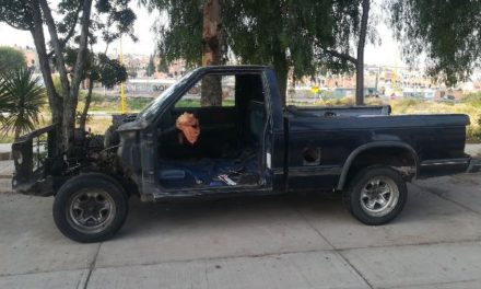 ¡La Policía Municipal de Aguascalientes detuvo a 2 sujetos tras sorprenderlos desmantelando una camioneta!