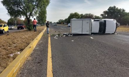 ¡Choque-volcadura entre un auto y una camioneta dejó un lesionado en Aguascalientes!