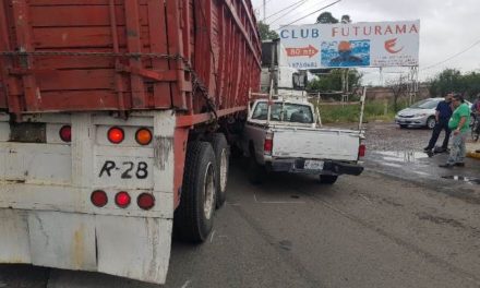 ¡Camioneta se estrelló contra un tráiler en la salida a Zacatecas en Aguascalientes!