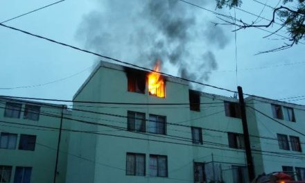¡Evacuaron un edificio en Pilar Blanco en Aguascalientes tras el incendio de un departamento del cuarto piso!