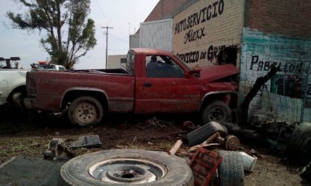 ¡Adolescente atropelló a un hombre y se estrelló contra un taller en Pabellón de Arteaga, Aguascalientes!