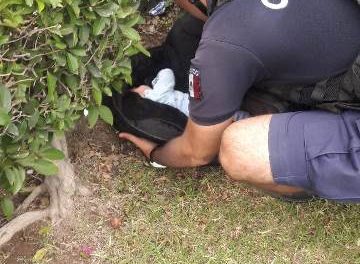 ¡Abandonaron a un bebé en un jardín en la vía pública en Aguascalientes!