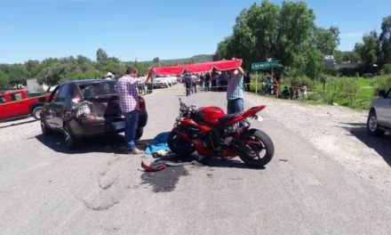 ¡Choque por alcance entre una motocicleta y un auto dejó 1 muerto y 1 lesionado en Aguascalientes!