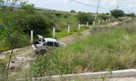 ¡Hombre originario de Zacatecas falleció tras la volcadura de su automóvil en Aguascalientes!