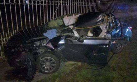 ¡Automovilista se salvó de morir tras estrellarse contra un tráiler y destrozar su carro en Aguascalientes!