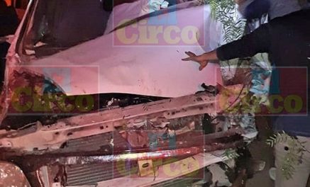 ¡Camioneta chocó contra un árbol en Ojuelos: 3 lesionados!
