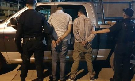 ¡Tras una persecución detuvieron a 2 sujetos con un arma de fuego y droga en Aguascalientes!
