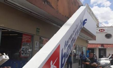 ¡Marquesina de una farmacia cayó sobre 2 mujeres y 4 vehículos en Aguascalientes!