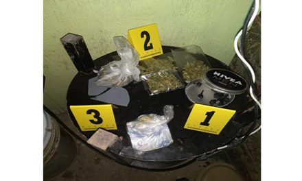 ¡Agentes federales catearon una narco-tiendita en Aguascalientes y detuvieron a tres sujetos y una mujer!