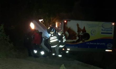 ¡2 empleados de una empresa de Aguascalientes resultaron lesionados tras accidentarse en San Juan de los Lagos!