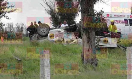¡Choque-volcadura entre 2 camionetas en Fresnillo dejó 3 muertos y 3 lesionados!