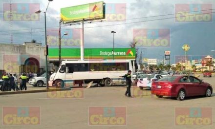 ¡Aparatoso choque entre un camión urbano y una camioneta en Lagos de Moreno!