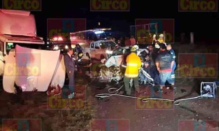 ¡2 lesionados graves tras choque frontal entre camioneta y tractocamión en Ojuelos!