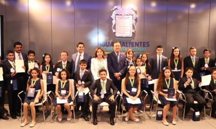 ¡Otorgan becas a alumnos ganadores de la Olimpiada del Conocimiento Infantil 2018!