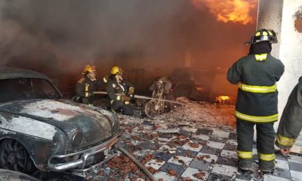 ¡Incendio arrasó con 5 autos antiguos y 2 motocicletas en una residencia en Aguascalientes!