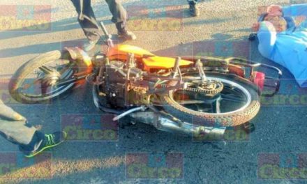 ¡Motociclista lesionado tras estrellarse contra otro vehículo en Lagos de Moreno!