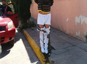 ¡Asaltante fue sometido por vecinos en Aguascalientes y colgado en un poste!
