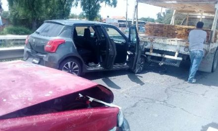¡Carambola entre 3 vehículos dejó 2 lesionados en Aguascalientes!