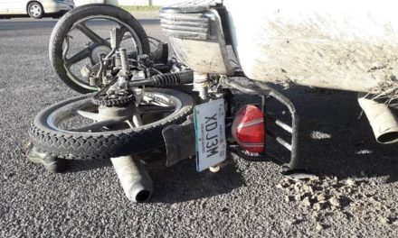 ¡Grave motociclista que se impactó contra una camioneta en Aguascalientes!