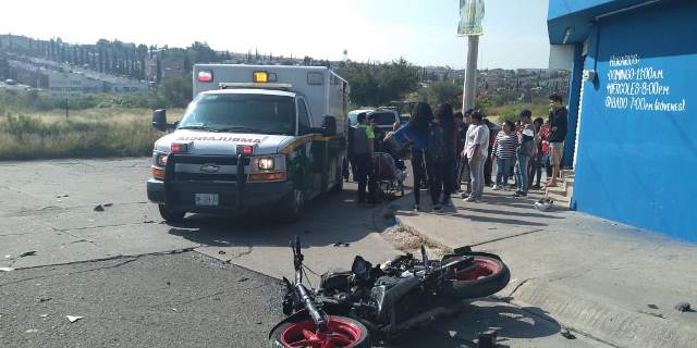 ¡Choque entre una camioneta y una motocicleta dejó 1 muerto y 1 lesionado en Aguascalientes!