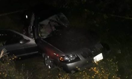 ¡2 mujeres muertas y 2 zacatecanos lesionados dejó choque frontal entre un camión de transporte de personal y un automóvil en Aguascalientes!