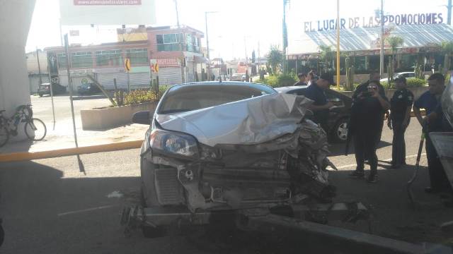 ¡Fuerte choque entre 2 automóviles dejó 3 lesionados en Aguascalientes!