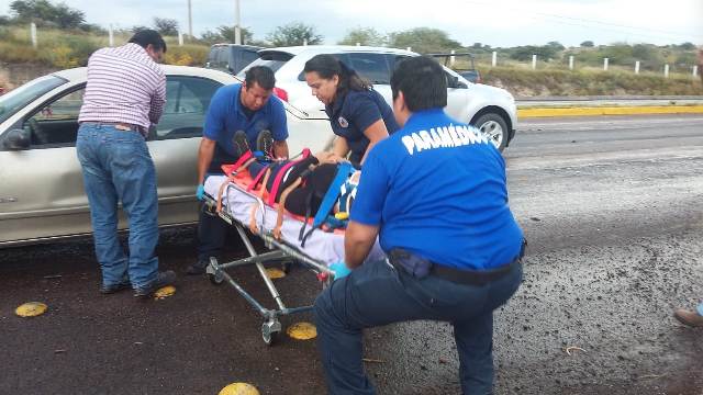 ¡Choque entre un auto y una camioneta en Aguascalientes dejó 4 lesionados!