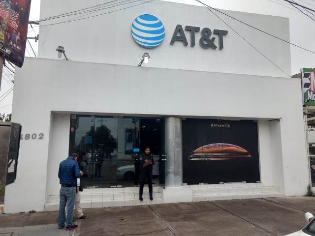 ¡Comando armado asaltó una tienda AT&T en Aguascalientes y se llevó $3 millones!