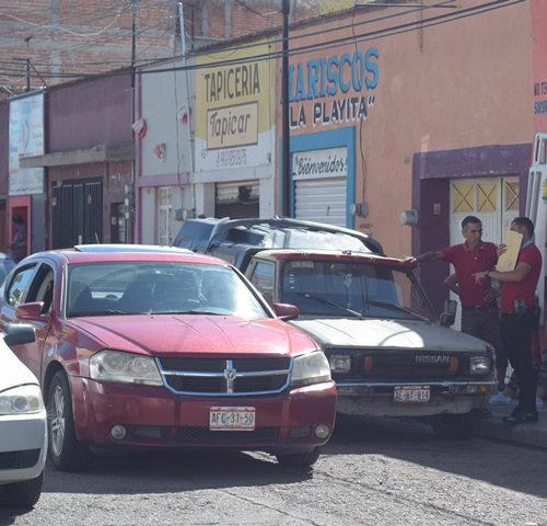 ¡2 pistoleros motociclistas asaltaron a cuentahabientes en Aguascalientes y les robaron $200 mil!