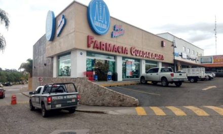 ¡Pistolero asaltó una Farmacia Guadalajara en Aguascalientes y se llevó $2,500!