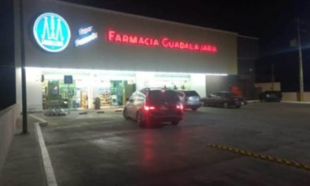 ¡Pistolero asaltó una Farmacia Guadalajara en Aguascalientes y se llevó casi $4 mil!