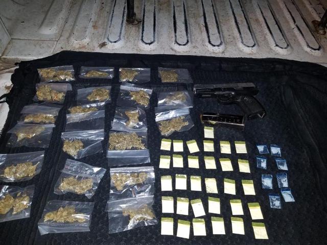 ¡Detuvieron a 2 sujetos con un arma de fuego y 60 dosis de drogas en Miguel Auza, Zacatecas!