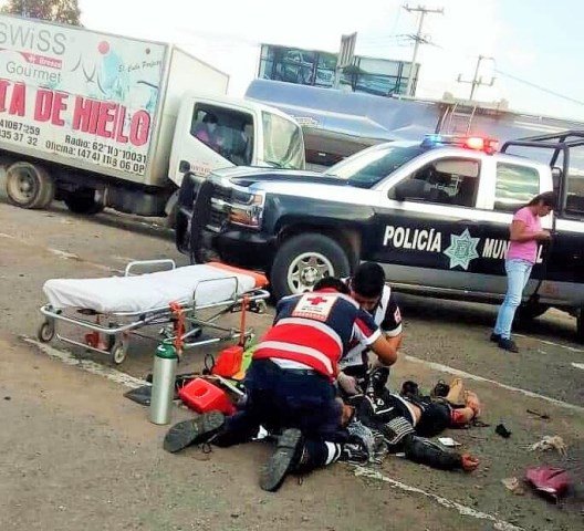 ¡Grave motociclista embestido por un camión de transporte de personal en Lagos de Moreno!