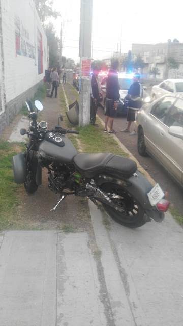 ¡Joven motociclista lesionado tras ser arrollado por un auto al que se le atravesó en Aguascalientes!