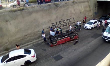 ¡Hombre se salvó de morir tras caer de un puente vehicular y volcar su camioneta en Aguascalientes!