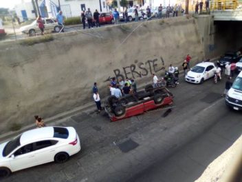 ¡Hombre se salvó de morir tras caer de un puente vehicular y volcar su camioneta en Aguascalientes!