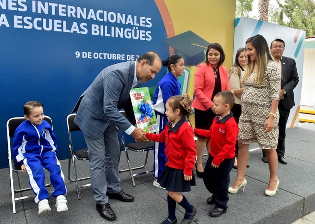 ¡Impulsa el gobernador programa de bilingüismo en educación básica!