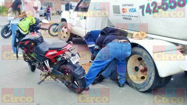 ¡Mecánico motociclista murió tras estrellarse contra una pipa gasera en Lagos de Moreno!