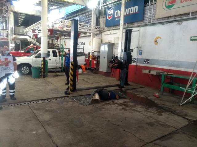¡Empleado de un auto-lavado en Aguascalientes murió tras una caída de 6 metros de altura!