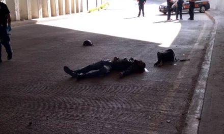 ¡Motociclista murió tras estrellarse contra un muro de un puente vehicular en Aguascalientes!
