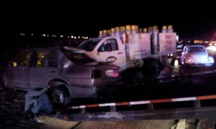 ¡Fuerte choque entre una camioneta de una gasera y un auto en Aguascalientes dejó 2 lesionados, uno grave!