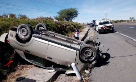 ¡Grave joven automovilista tras una volcadura en El Jaralillo, Jalisco!