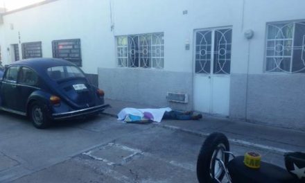 ¡Joven de 20 años de edad murió de un infarto mientras colocaba una marcha a un auto en Aguascalientes!