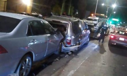 ¡Aparatosa carambola entre 4 vehículos en Aguascalientes dejó 7 lesionados!