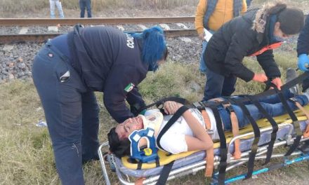 ¡Joven automovilista se salvó de morir tras ser embestido y arrastrado por el tren en Aguascalientes!