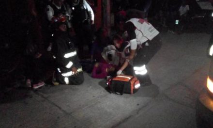 ¡Joven resultó intoxicada tras incendiarse su casa en Aguascalientes y fue rescatada por policías municipales!