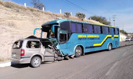 ¡2 muertas, madre e hija, tras choque frontal entre una camioneta y un camión de pasajeros en Aguascalientes!