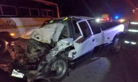 ¡Muere joven conductor en choque frontal entre una camioneta y un camión urbano en Zacatecas!