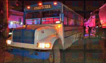 ¡Camión urbano fue embestido por el tren en Lagos de Moreno y varios pasajeros resultaron lesionados!