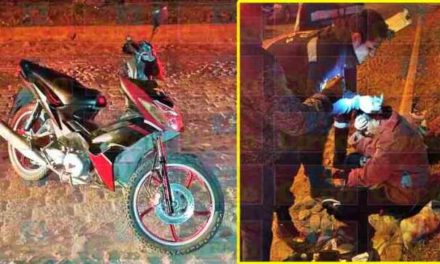 ¡Mujer lesionada tras caer de una motocicleta por un bache en Lagos de Moreno!